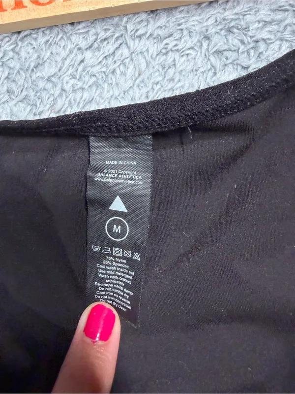 Balance athletica vitality Black Zip-Front Women's Crop Tank Top bra medium - Image 2