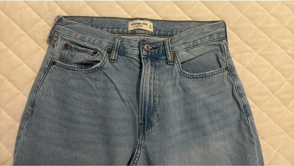 Abercrombie High-Rise Wide-Leg Jeans - Image 2
