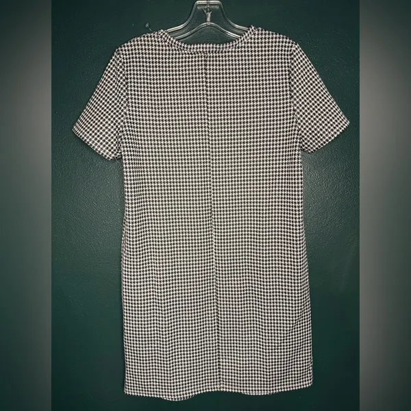 Zara Black and White Houndstooth Short Sleeves Front Pockets Sheath Dress - Image 4