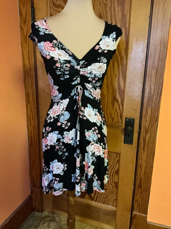 Love Fire Floral Ruched Mini Dress Black Pink Stretch Fit Flirty Date Night - Image 10