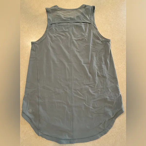 Lululemon Women's Gray Sleeveless Top with mess on back size 6 - Image 2