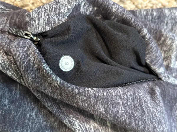 Lululemon Runderful Long Sleeve size 8 - Image 4