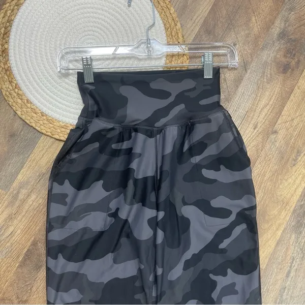Old Navy Camo Print Joggers Leggings Womens XS Go Dry Elevate - Image 5