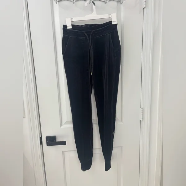 Lululemon Ready to Crush High-Rise Velour Jogger *Full Length black - Image 4