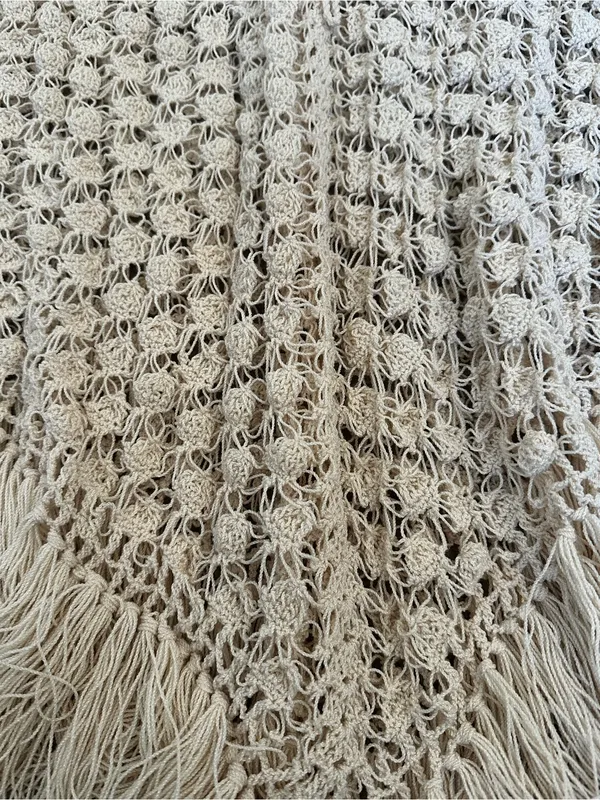 Vintage Cream Open Weave Crochet Knit Poncho Fringe Boho Chic Cottagecore - Image 5