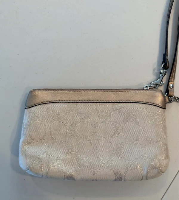 Coach | Gold Signature C Wristlet Bag. - Image 10
