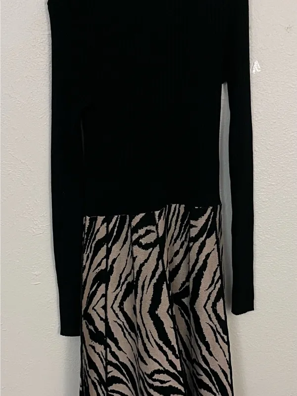 Sandra Darren Tiger Stripe Jacquard Flared Sweater Dress size small - Image 2