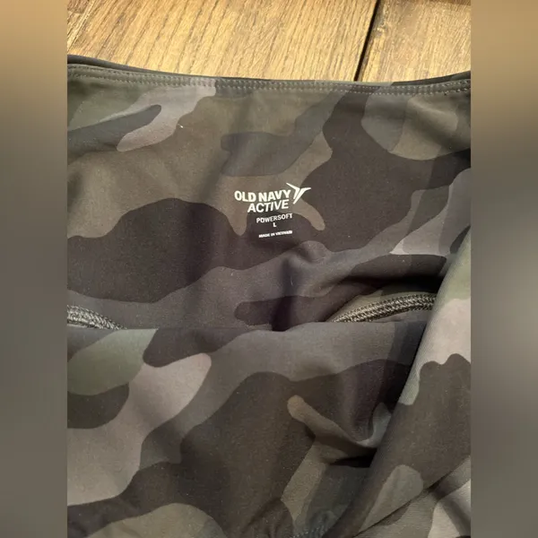 Old Navy Active Camo Cropped Leggings Sz L Squatproof EUC 7/8 length - Image 4