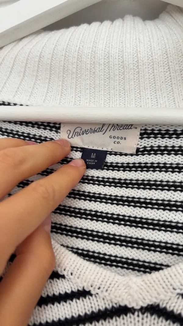Universal Threads black & white striped sweater in size M - Image 2
