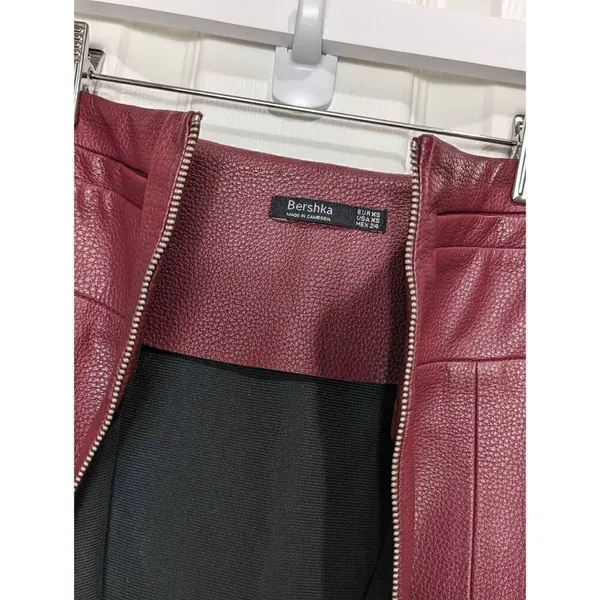 Bershka burgundy zippered leather skirt size xs - Image 3