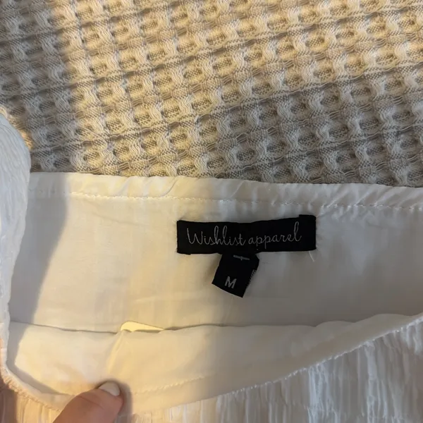 Wishlist NWT. Flowy white top. Size M. - Image 2