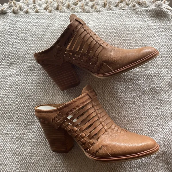Dolce Vita ankle boots in SZ 6.5 - Image 2