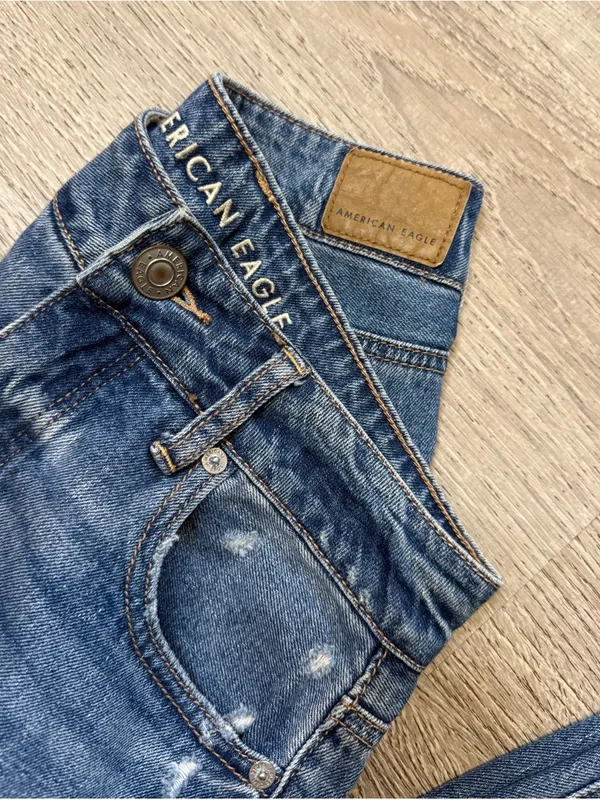 •American Eagle• Distressed Tomgirl Jeans - Image 2
