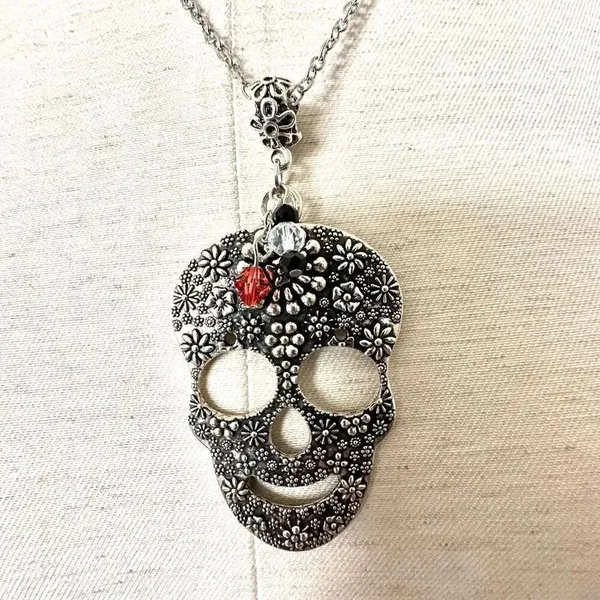 Silver tone skull pendant necklace - Image 2
