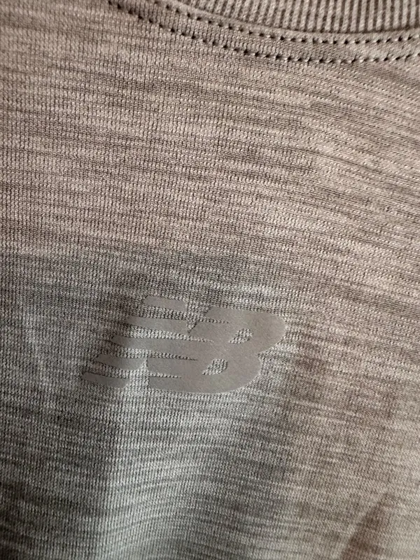 New Balance S Womens Gray Performance T-Shirt Size Small Lightweight Moisture-Wi - Image 4