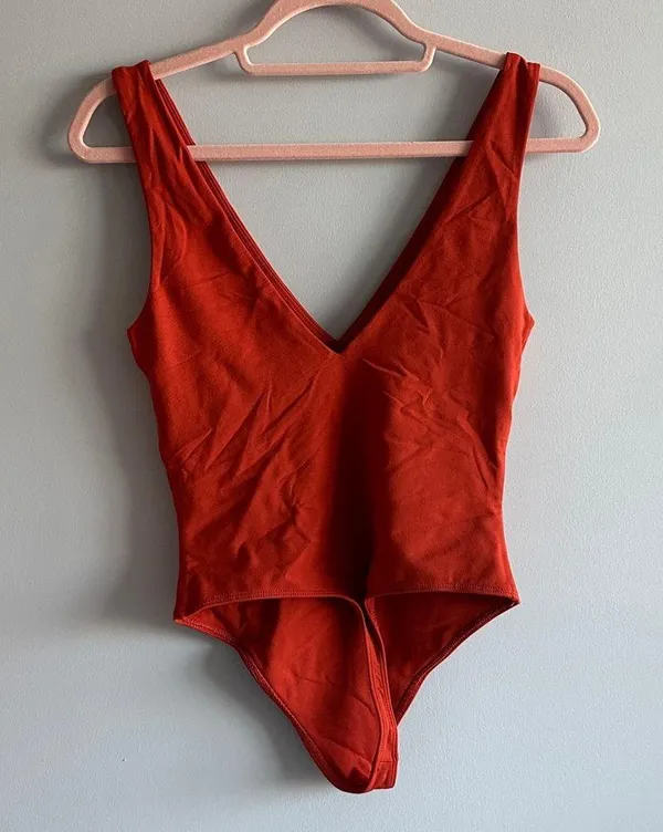 aritzia burnt orange red v neck bodysuit - Image 2