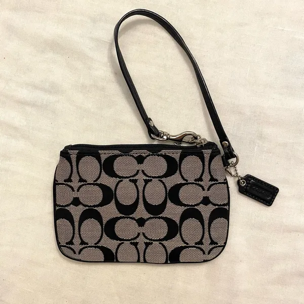 Vintage Coach Signature Black and Cream Wristlet - Image 3