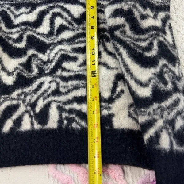 SO Goods For Life Zebra Print Pullover Sweater Women's‎ Large Knit Cozy - Image 5