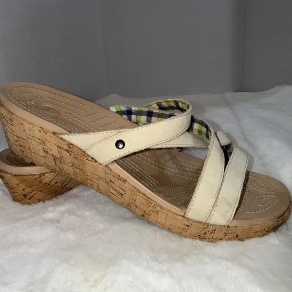 Crocs‎ A-Leigh Women's Size 10 Beige Cork Wedge Sandals Strappy Suede Like Style - Image 13