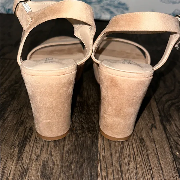 Chic Tan Women's Sandals Size 8 - Image 2