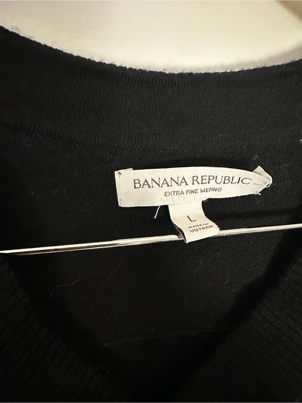 Banana Republic Merino V Neck sweater black large - Image 3