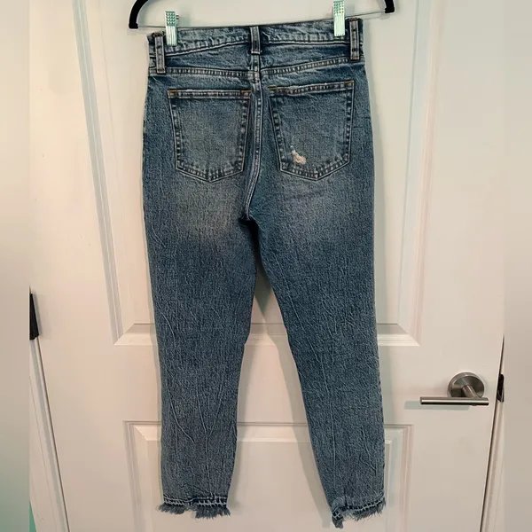 💌 Abercrombie & Fitch The Mom High Rise Distressed Jean - Image 3