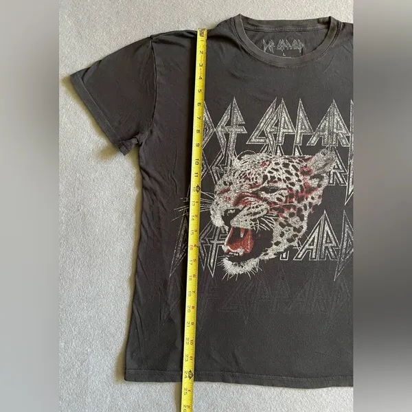 Def Leppard Rock Band Retro Tee Women’s Size Large Graphic Print - Image 4
