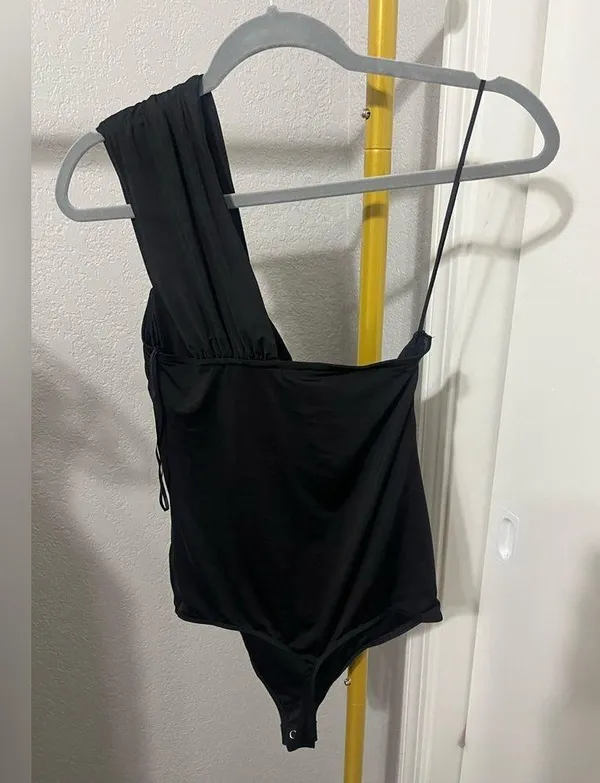 EXPRESS Body Contour Compression Silky One Shoulder Twist Thong Bodysuit - Image 5