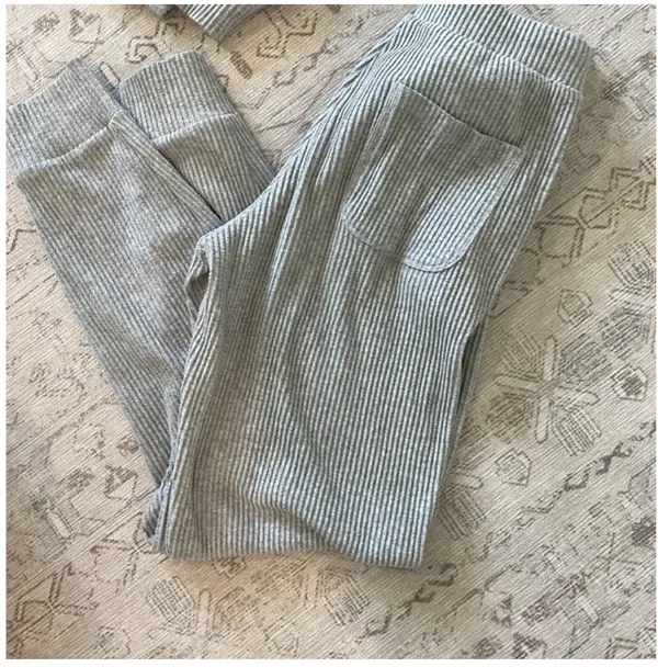 Alo Muse Yoga Sweatpants and sweatshirt set  - Image 7