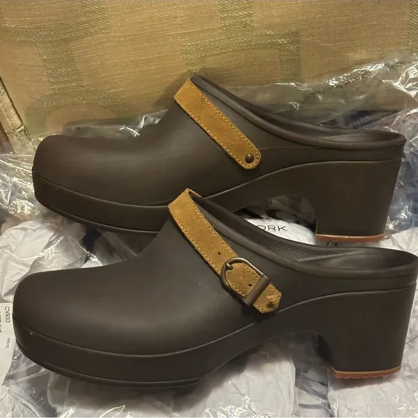 Crocs Sarah clogs in a brown color with a tan suede leather strap - Image 6