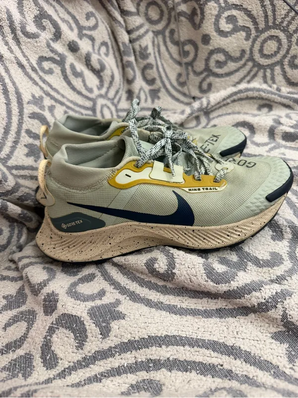 Nike Women’s 7.5 Pegasus Trail 4 GORE-TEX Green/Gold Waterproof Trail Shoes - Image 2