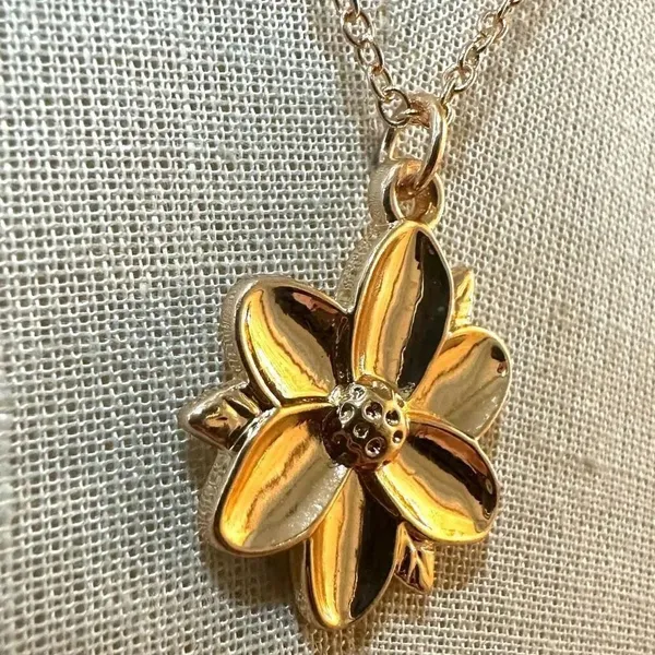 Gold tone flower pendant necklace - Image 3