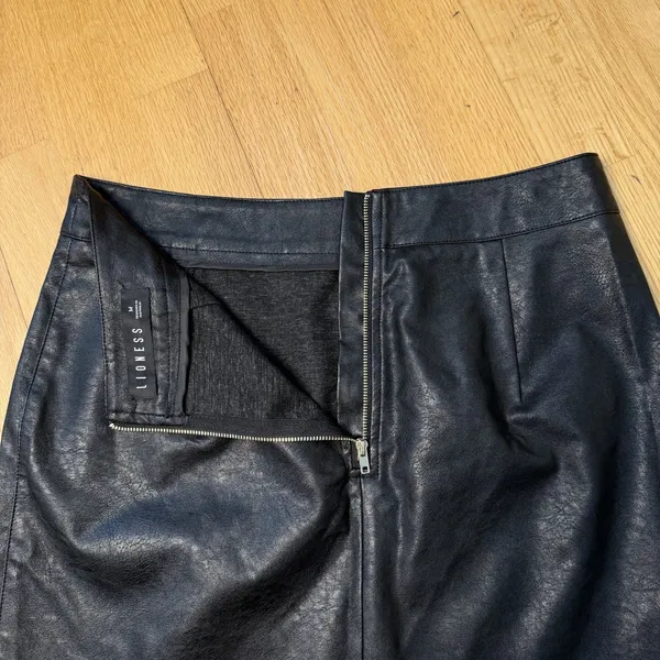 Lioness The Rizzo Mini Skirt Black M EUC Faux Leather Slit Y2K Club Urban Chic - Image 9