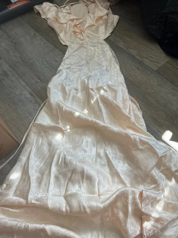 ASTR the Label Nyla Ivory Ditsy Floral Cutout Back Maxi Dress Women’s Sz M - Image 3