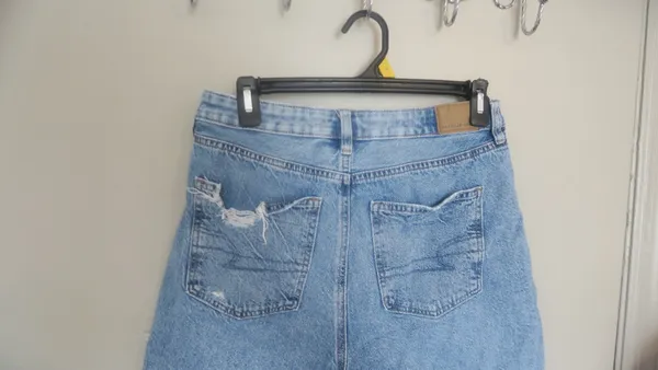 American Eagle Outfitters baggy mom short shorts ripped in light wash blue size 4. - Image 8