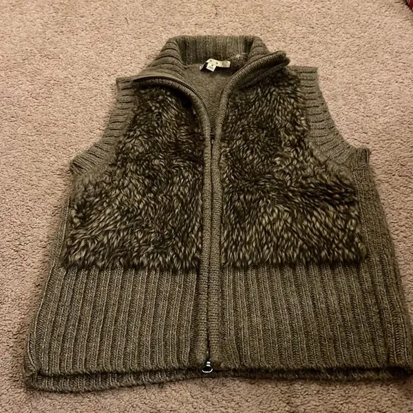 ‎Cabi small fuzzy vest - Image 2