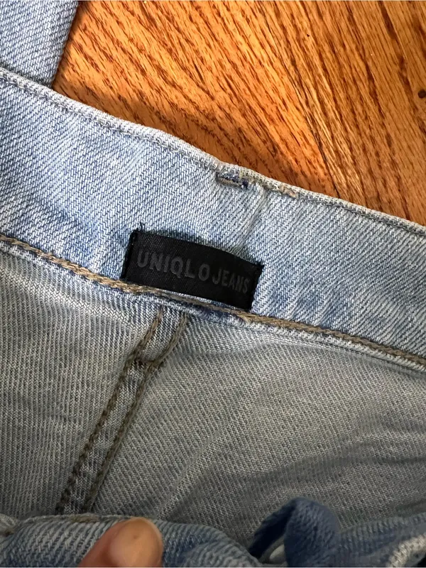Uniqlo Light Wash Jeans - Classic Straight Fit - Image 4