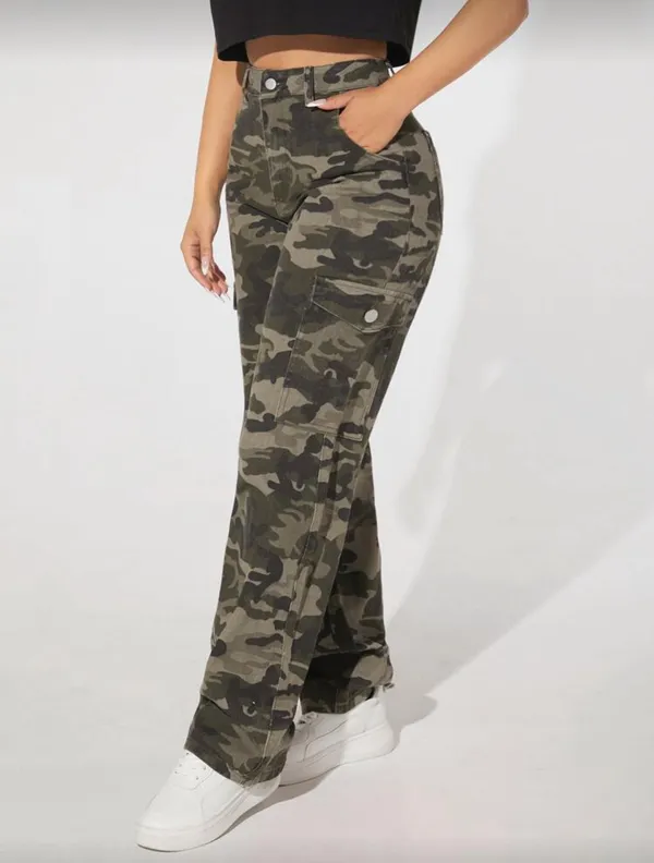SHEIN PETITE Camo Print Flap Pocket Cargo Jeans - Image 3