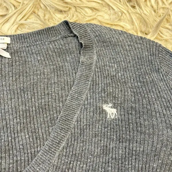 Vintage Y2K Abercrombie & Fitch ribbed v neck shirt size medium - Image 3