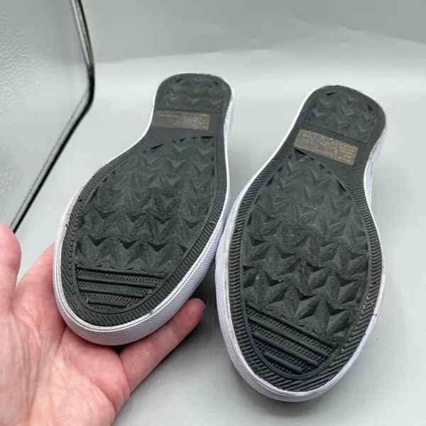 New without tags Twisted step into and out of tennis shoe size 6 - Image 2