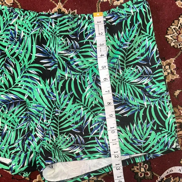 PINK Victoria's Secret Green Leaf‎ Print High Waist Shorts Back Zipper L - Image 5