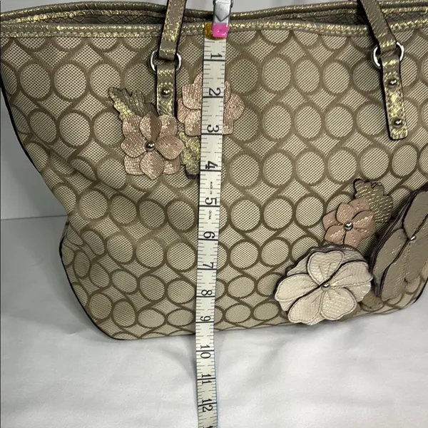 Nine West Cream and Pink Totes Elegant and Spacious - Image 5