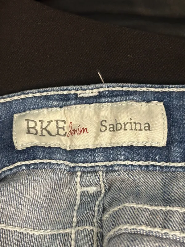 BKE Sabrina medium wash distressed low-rise stretch denim shorts Size 26 - Image 10
