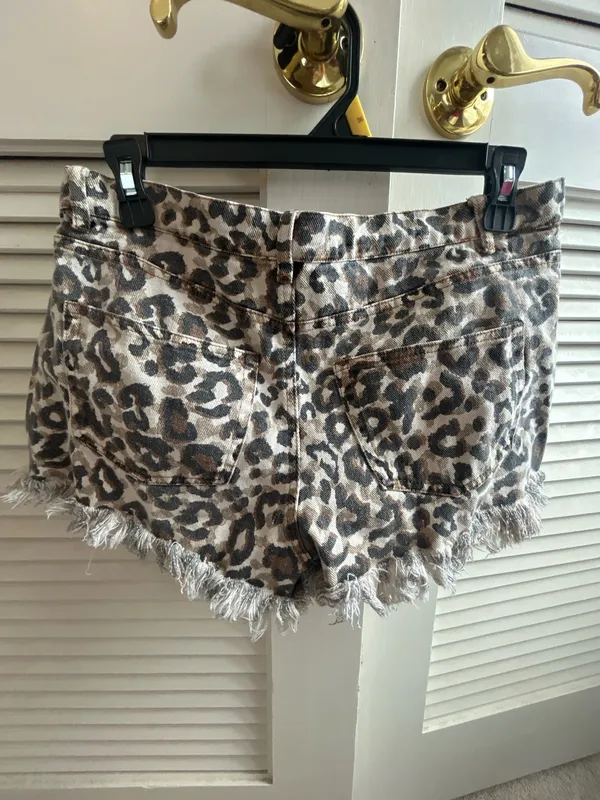 Umgee Bungee cheetah print shorts size medium - Image 2