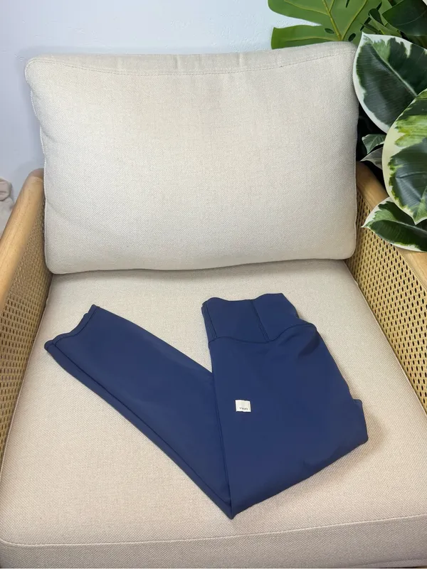 Vuori AllTheFeels Leggings Size small- short - Image 3