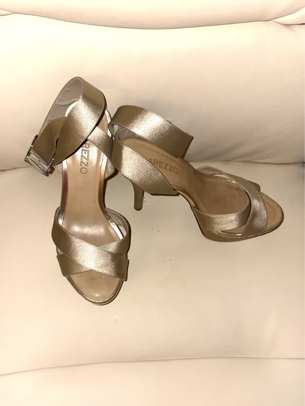 Arezzo brand sandals stand out for their sophisticated gold tone and crisscrossing straps. Elegant style with a high heel. Adjustable ankle strap. Metallic gold color. - Image 2