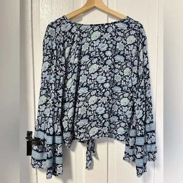 American Eagle NWT floral tie front blouse with bell sleeves size Large - Image 5