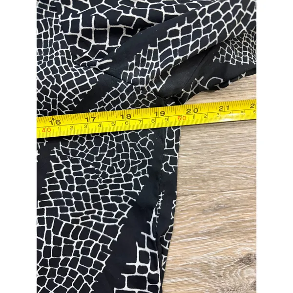 White House Black Market Blouse 10 Black White Abstract Career Chic Top - Image 5