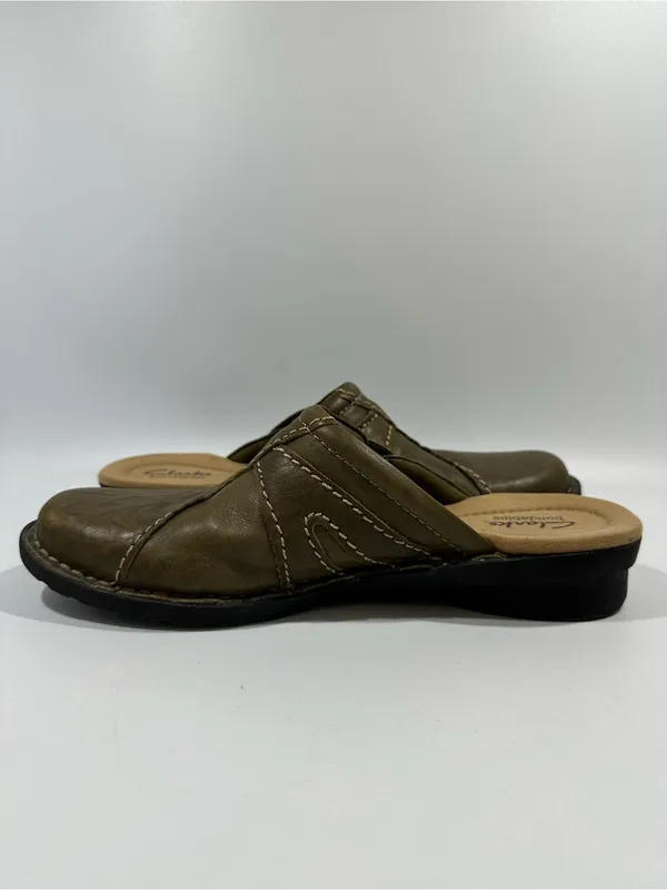 Clarks Bendables Olive Green Crinkle Leather Buckle Mules 8.5N Narrow - Image 4