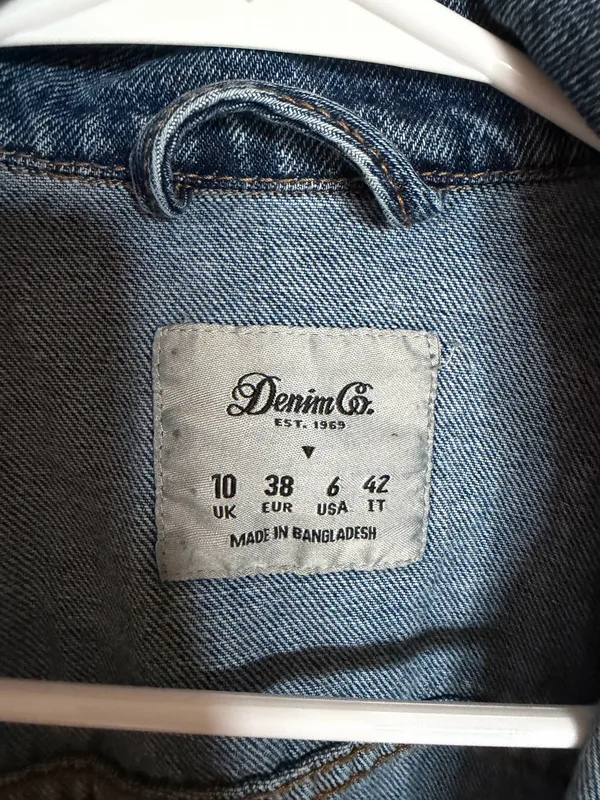 0² Denim Woman's Denim & Co. Blue Jean Jacket Size Small Description This classic Denim & Co. blue jean jacket is in excellent condition! It features a medium wash with timeless button-front styling, buttoned chest pockets, and a flattering, classic fit. Perfect for layering over dresses or casual tees. High-quality, durable denim that adds an effortless layer to any outfit. Brand: Denim & Co. Size: Small (US 6 / UK 10) Condition: Excellent, like new - Image 2